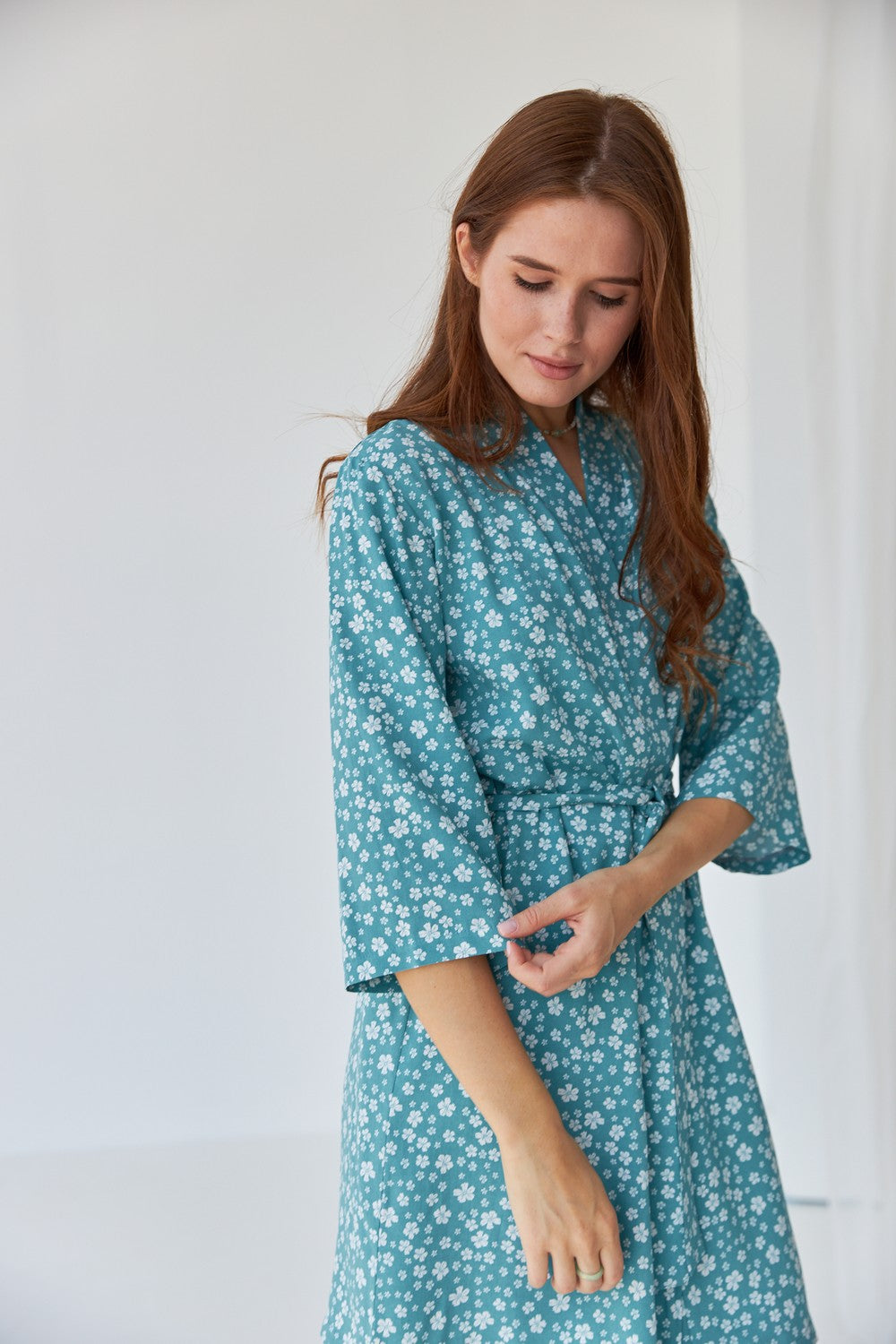 Халат из штапеля 0099 white flowers/turquoise