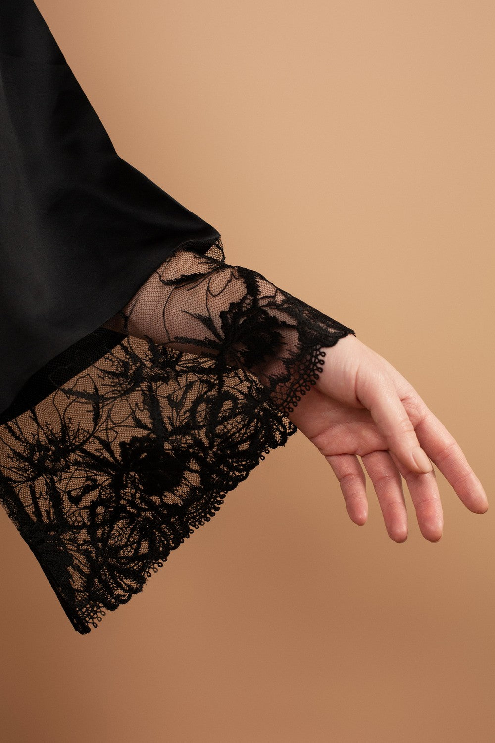 Сатиновый халат с кружевом SLZ25805001 black