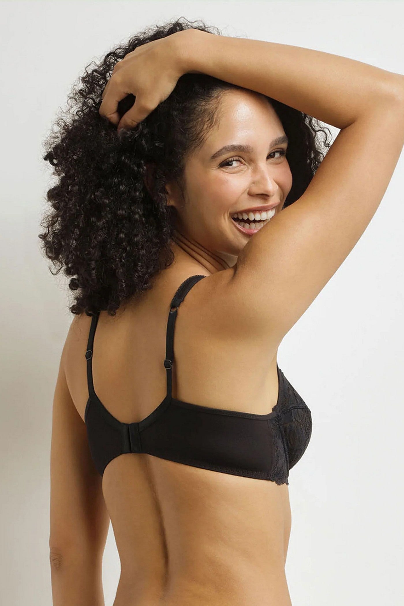 Кружевной бюстгальтер D08H4 Generous Essentiel noir