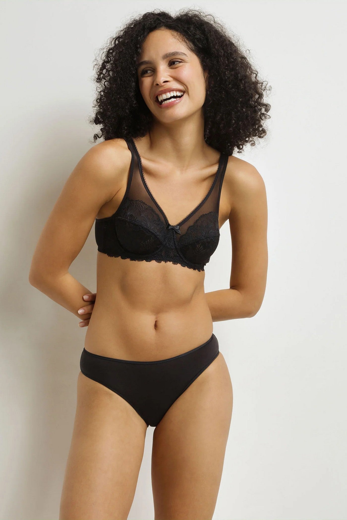Кружевной бюстгальтер D08H4 Generous Essentiel noir