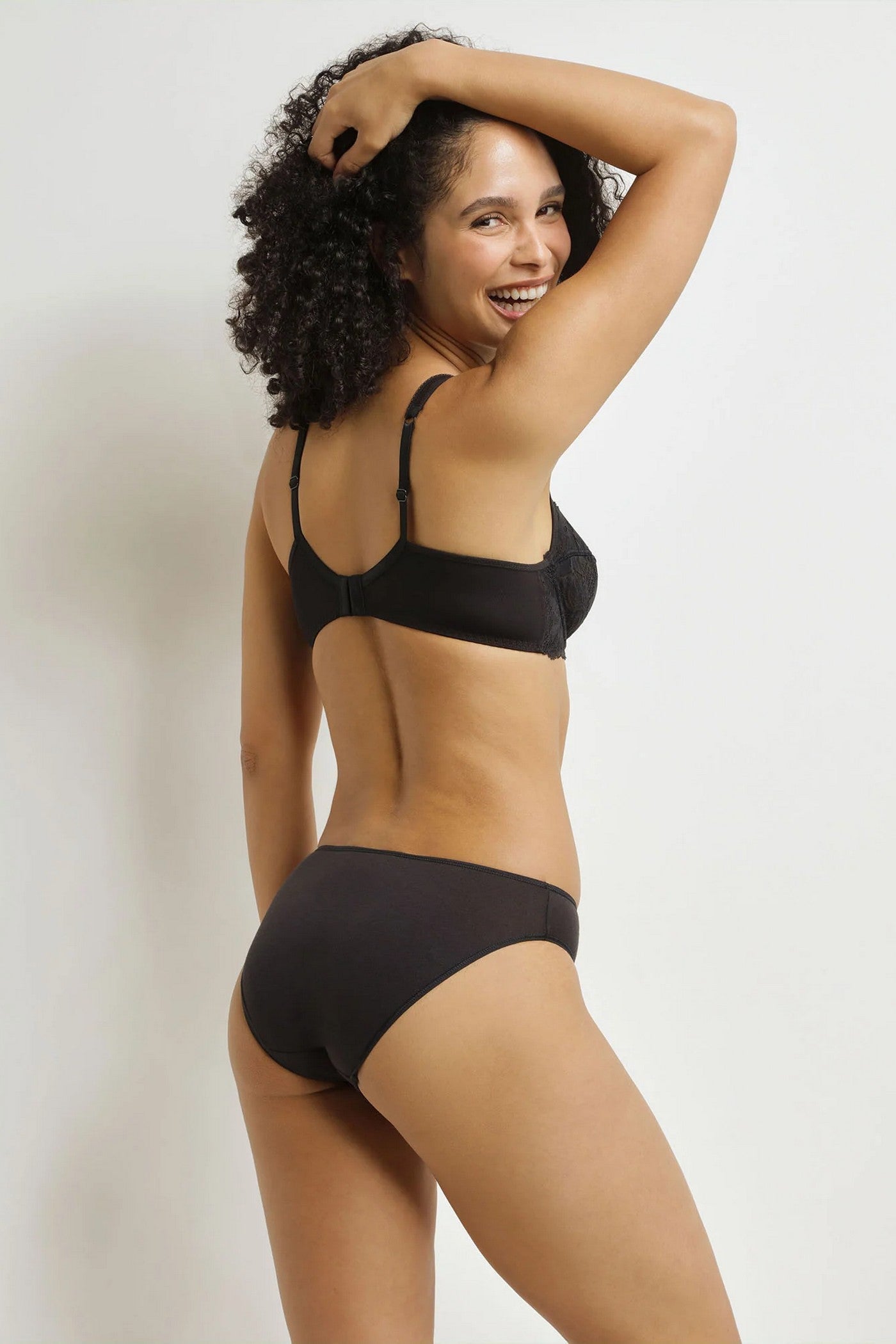 Кружевной бюстгальтер D08H4 Generous Essentiel noir