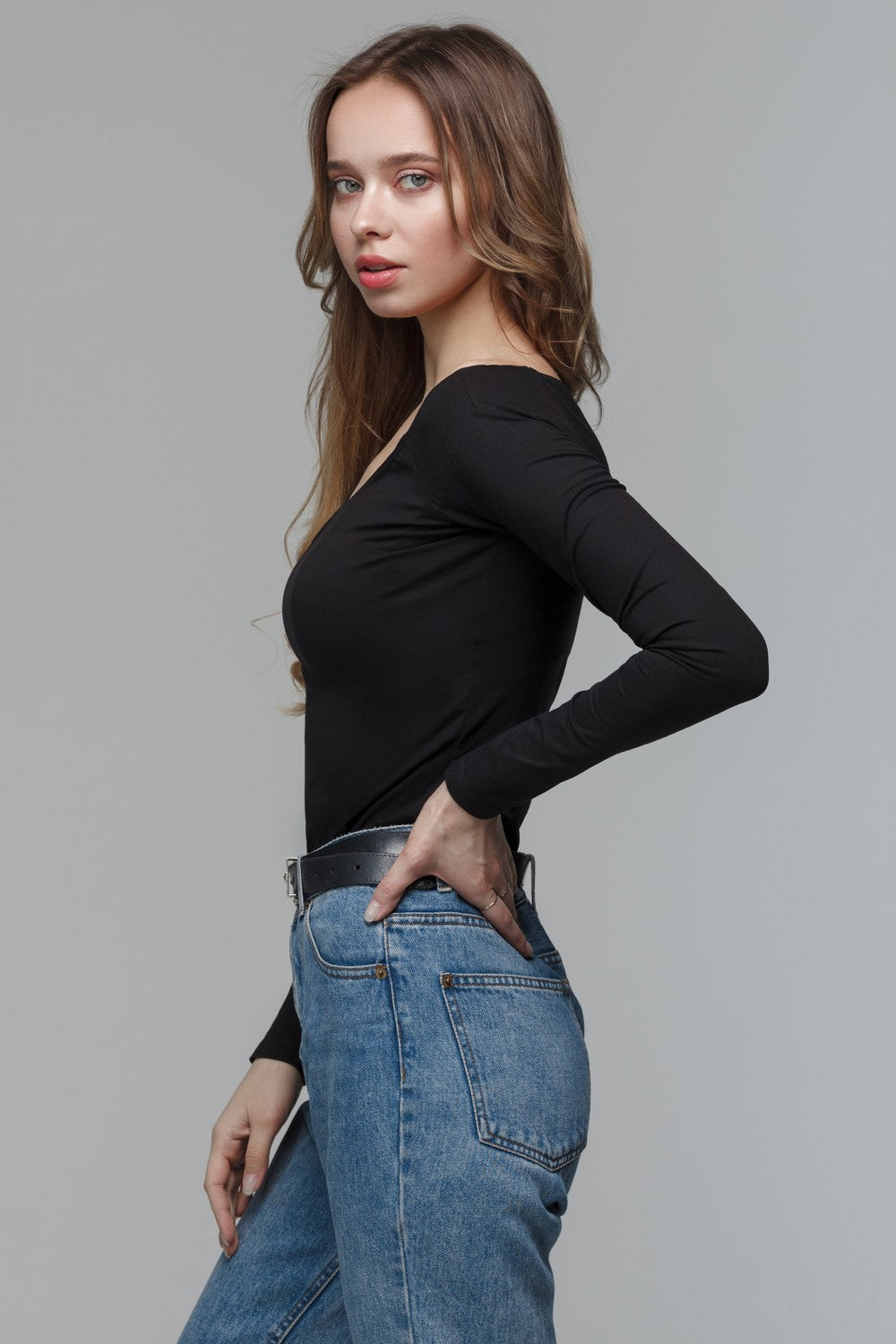 Хлопковый лонгслив с глубоким вырезом Z23811/1 Aries black