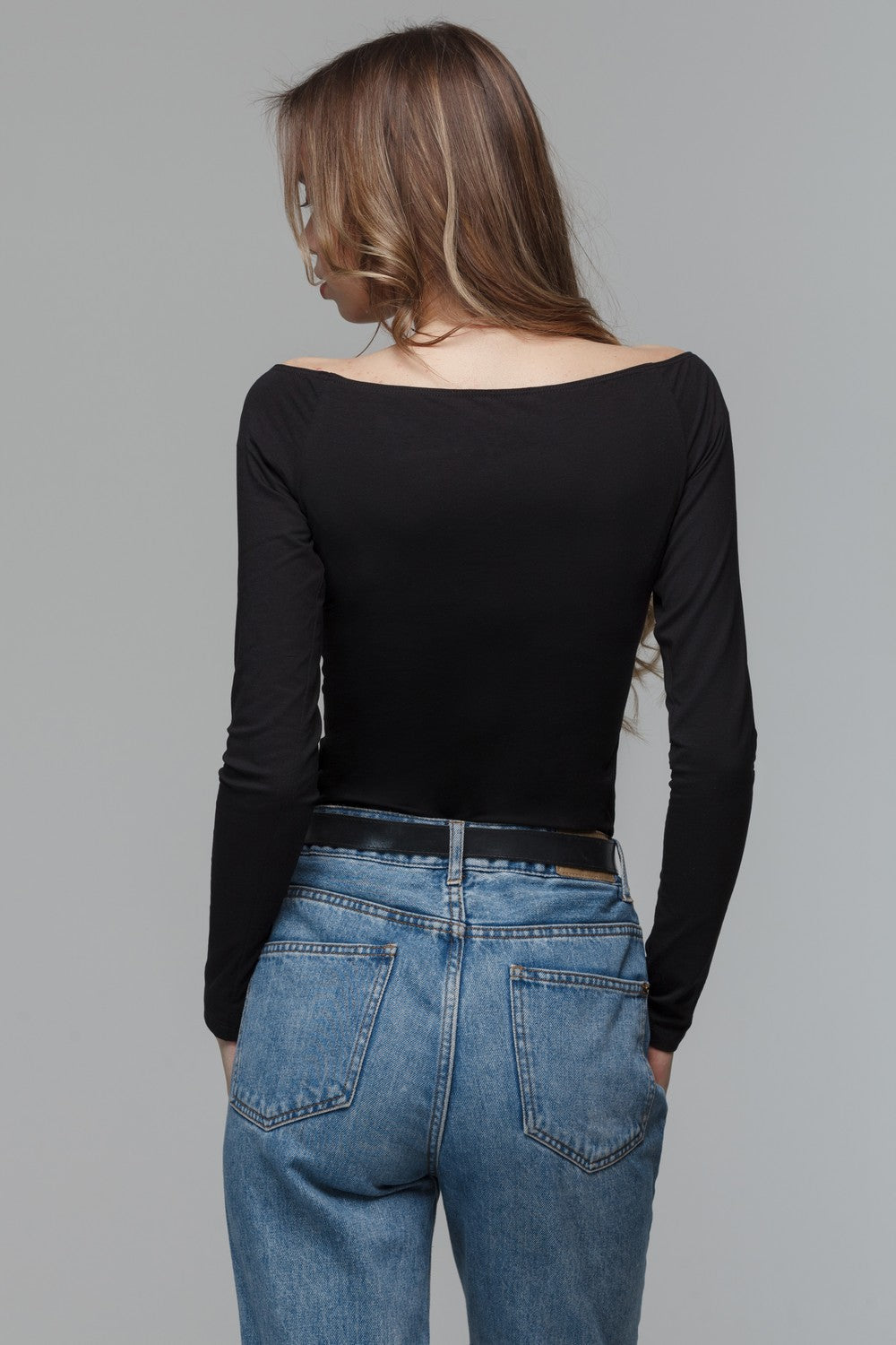 Хлопковый лонгслив с глубоким вырезом Z23811/1 Aries black