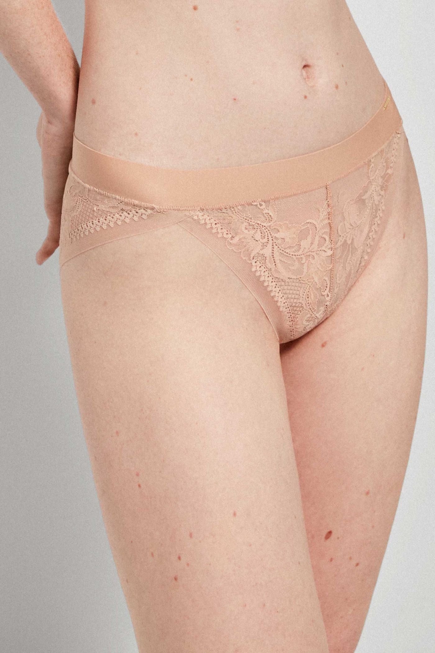 Бесшовные трусики слип из кружева 10021B beige