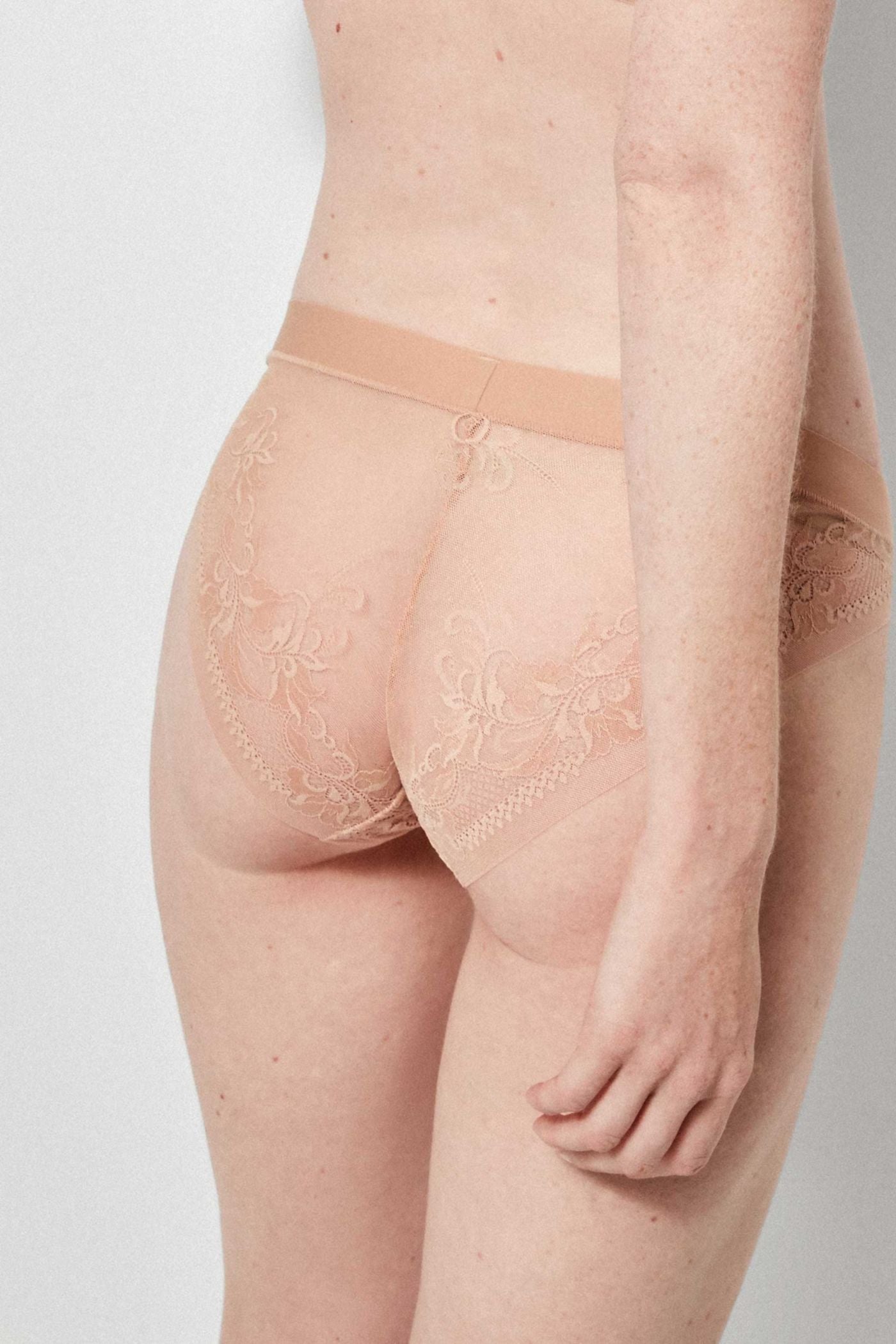 Бесшовные трусики слип из кружева 10021B beige