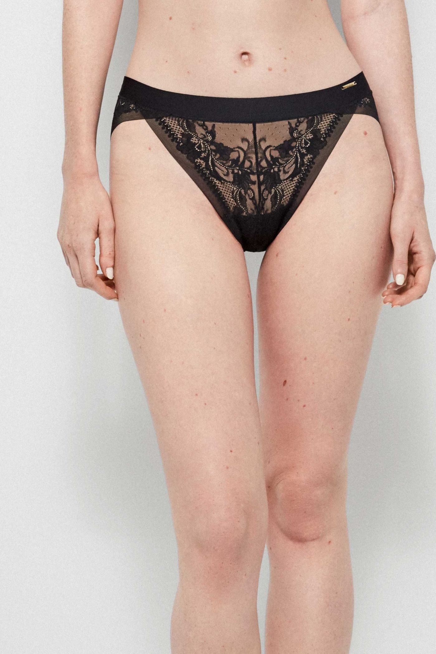 Бесшовные трусики слип из кружева 10021B black