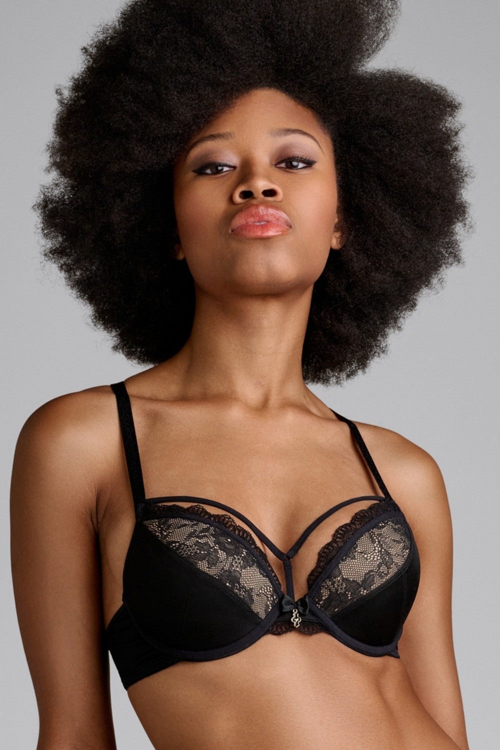 Бюстгальтер пуш-ап с кружевом 36491 Carita black lace & sand