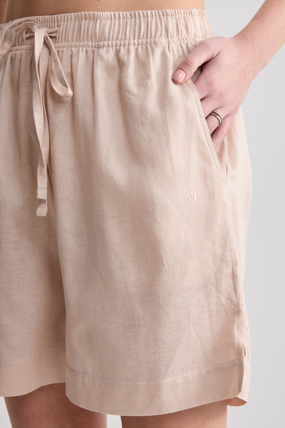 Льняные шорты с карманами LH401-03 Casablanca sandy