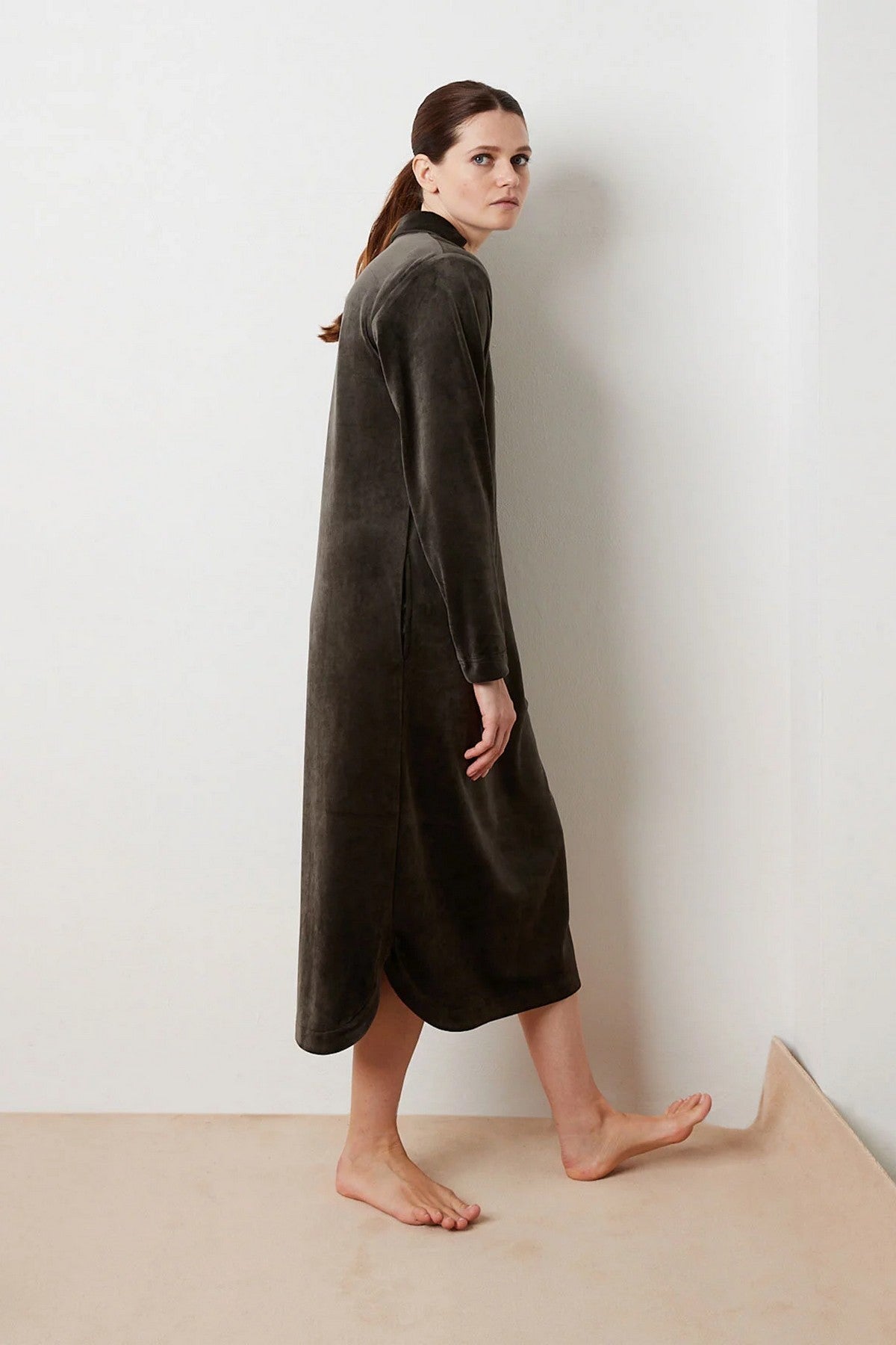 Велюровое домашнее платье Noalie Sensation of tactile touch khaki