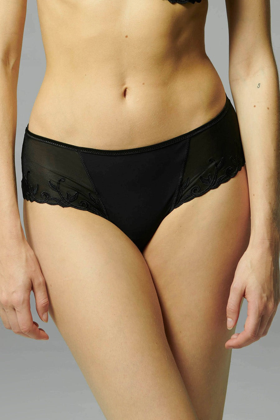 Шортики с вышивкой Andora 131637 black