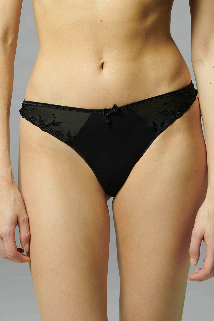 Трусики стринг с вышивкой Andora 131707 black