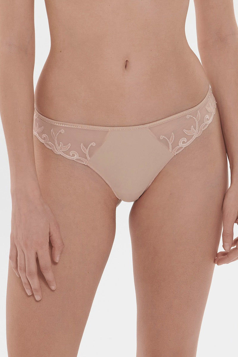 Трусики стринг с вышивкой Andora 131707 peau rosee
