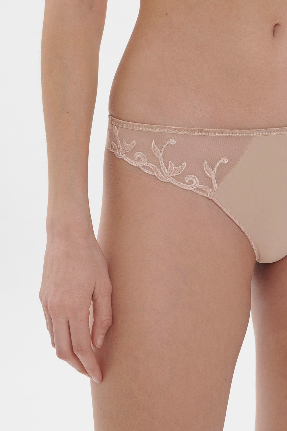 Трусики стринг с вышивкой Andora 131707 peau rosee