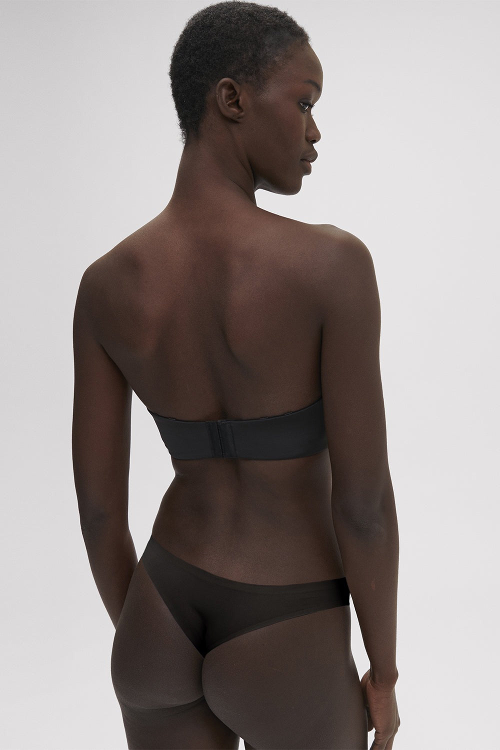 Безшовний бюстгальтер бандо Essentiel 13V303 black