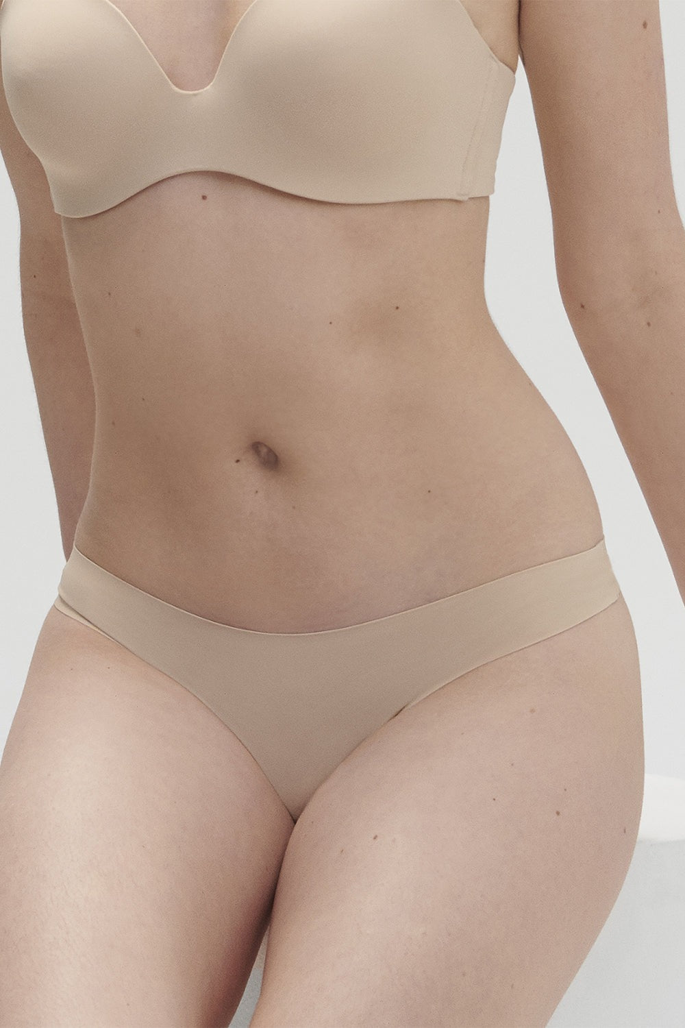 Бесшовные трусики стринг Essentiel 13V710 peau rosee