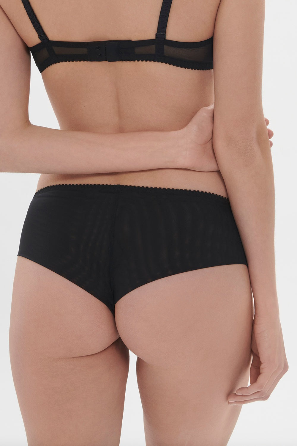 Шортики с вышивкой Intrigue 1E2630 black