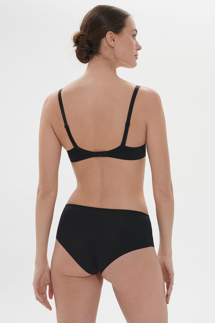 Мягкий бюстгальтер на косточках Saga 15C319 black