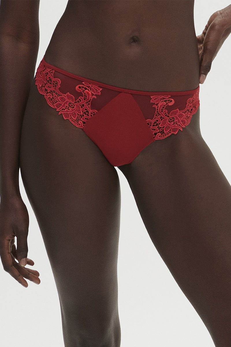 Трусики стринг с кружевом Saga 15C700 lipstick FW23