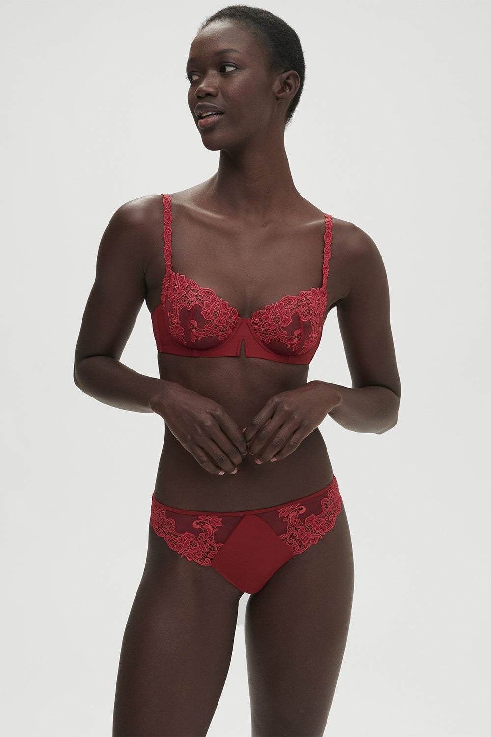 Трусики стринг с кружевом Saga 15C700 lipstick FW23