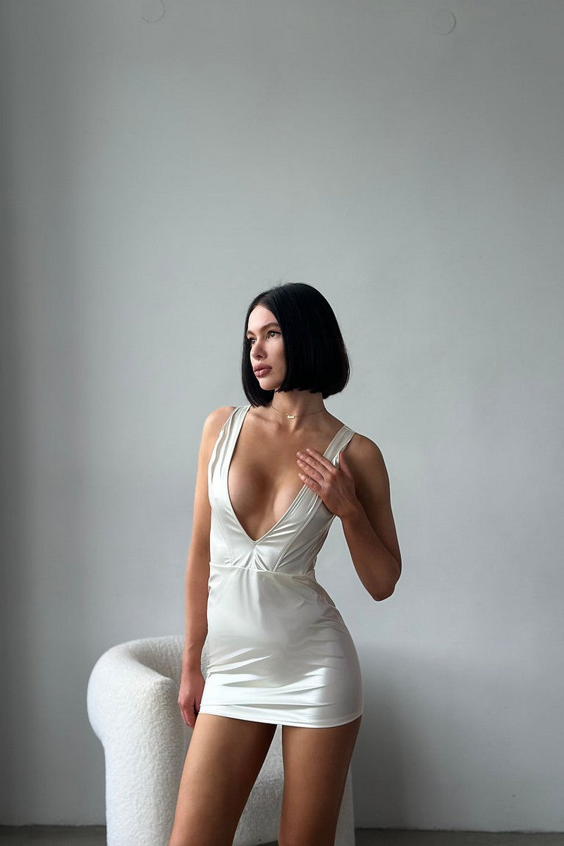 Платье с глубоким декольте 7141 white