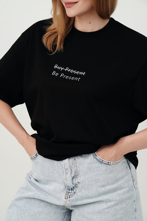 Унисекс футболка с надписью "Be present" black