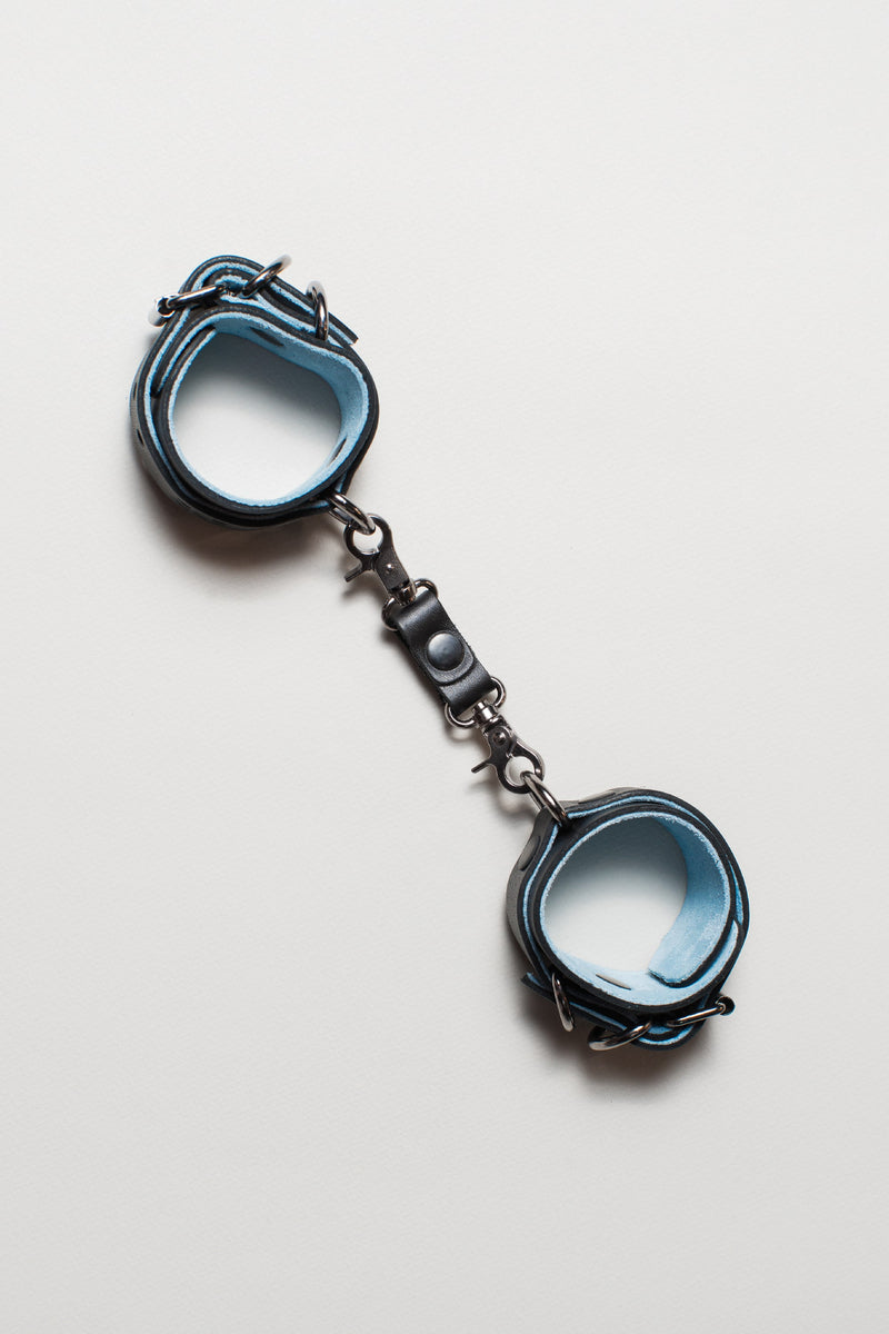 Кожаные наручники A04b20