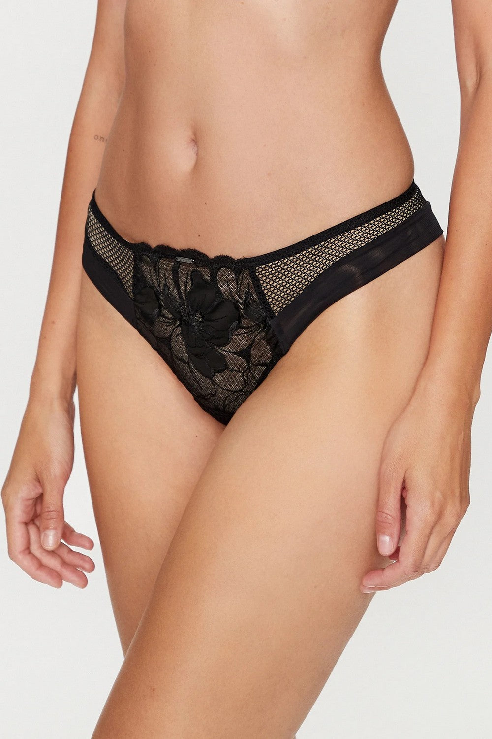 Трусики стринг с вышивкой 12Q9 Fleurs Signature leather black