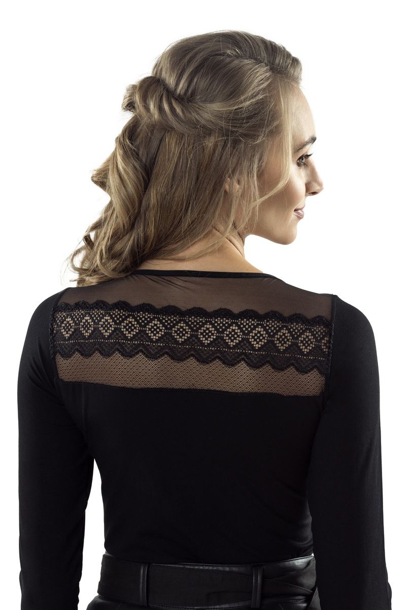Приталенная блуза с кружевом Kioko black