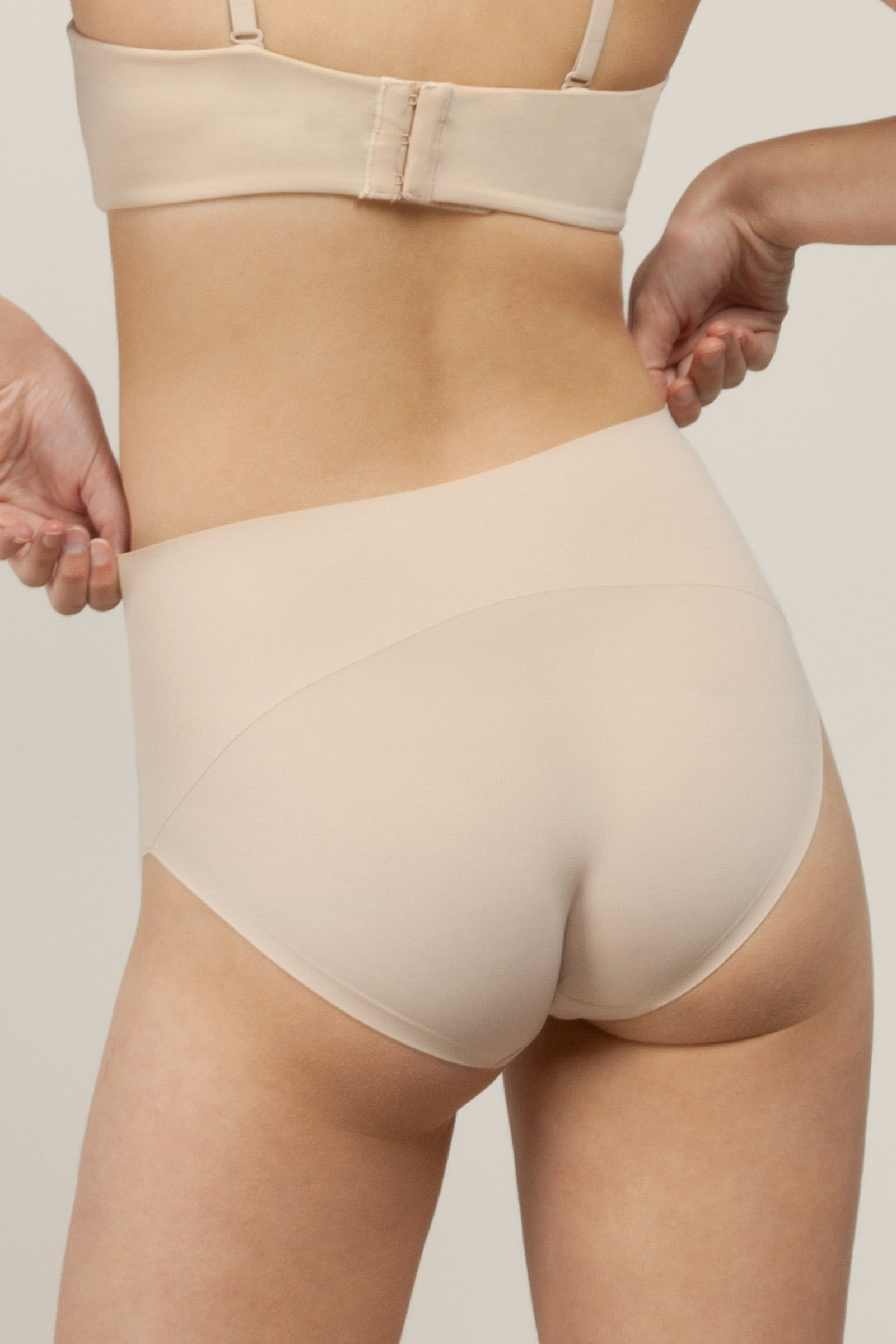 Корректирующие трусики с бесшовными краями 432 One Size