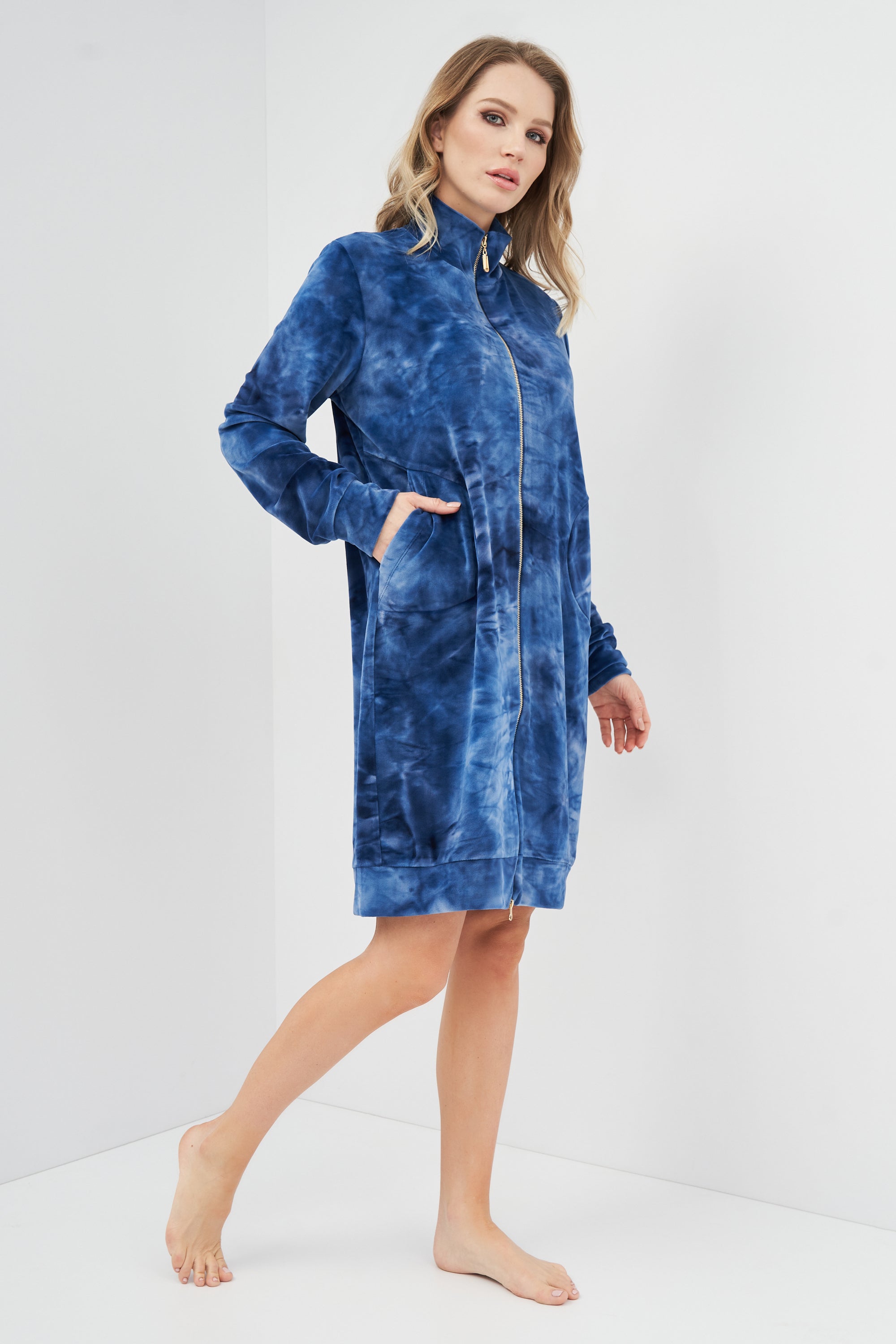 Велюровый халат с высоким горлом 03121 blue