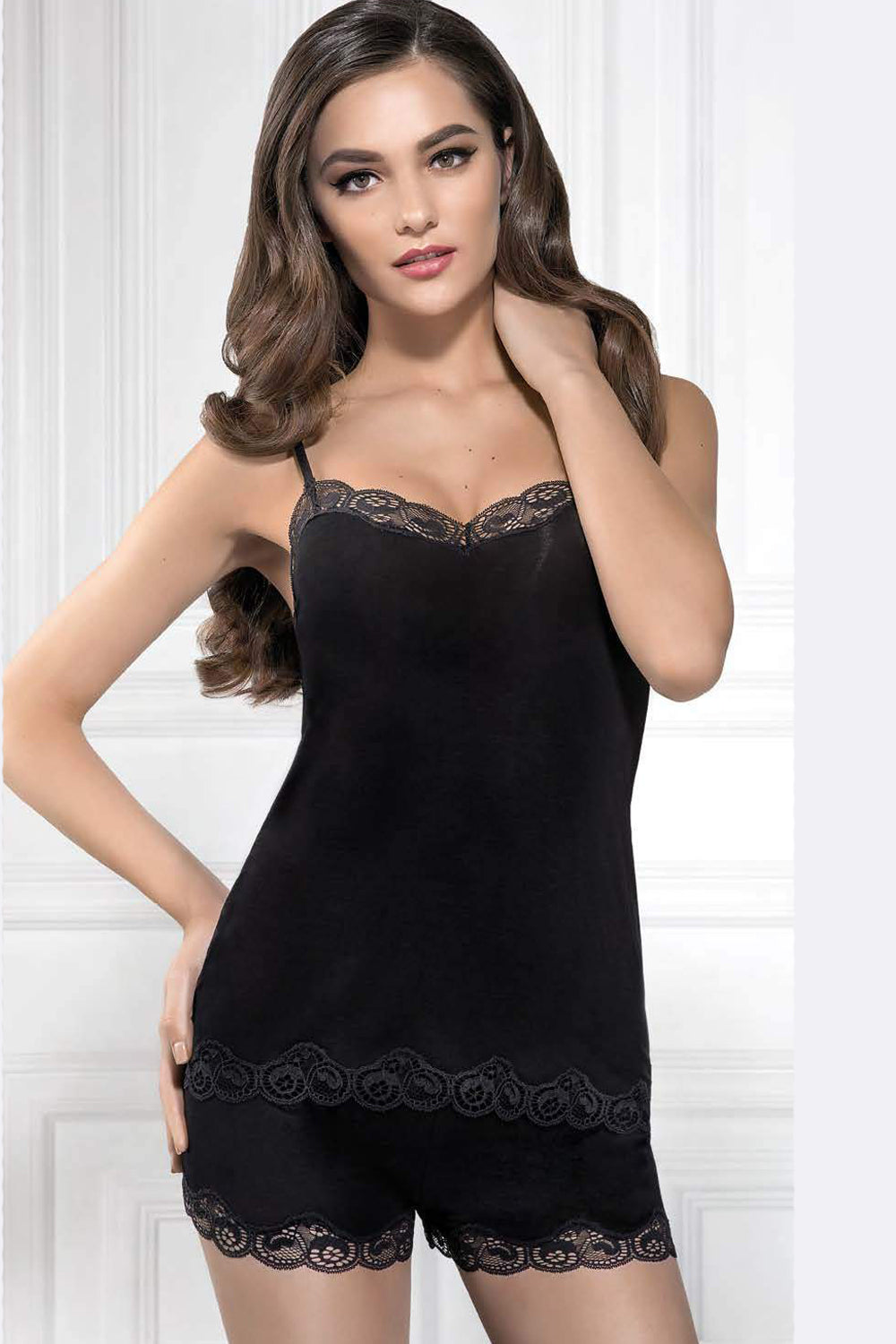 Пижамная майка из вискозы с французским кружевом 7401/62 Arietta black