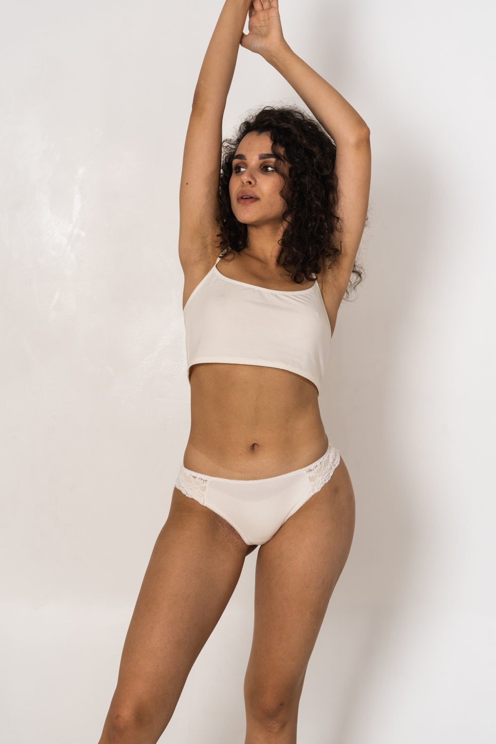 Трусики стринг с кружевом 24 milk