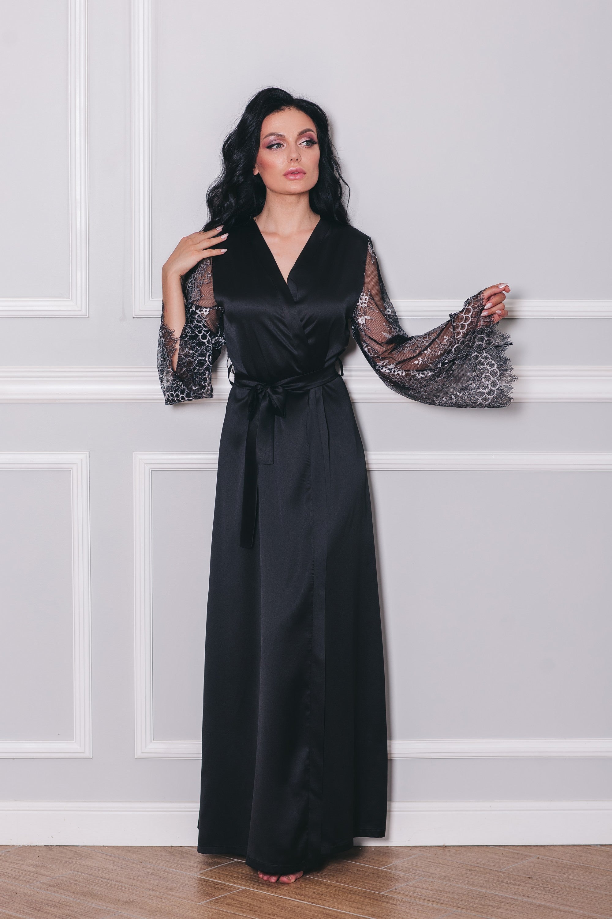 Атласный пеньюар с кружевными рукавами 1511 black