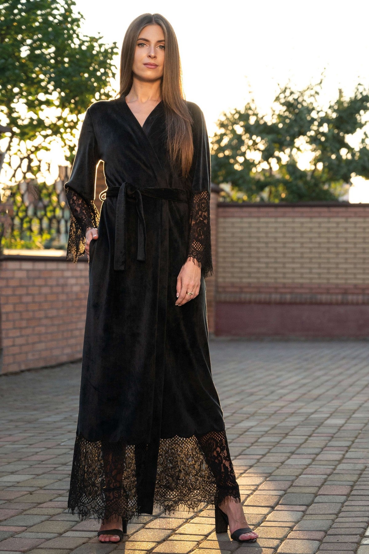 Длинный велюровый халат с кружевом 1931 black