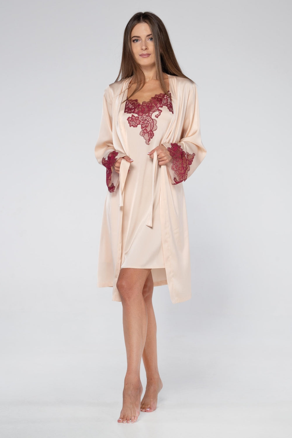 Атласный халат с кружевом 2100/1 powder