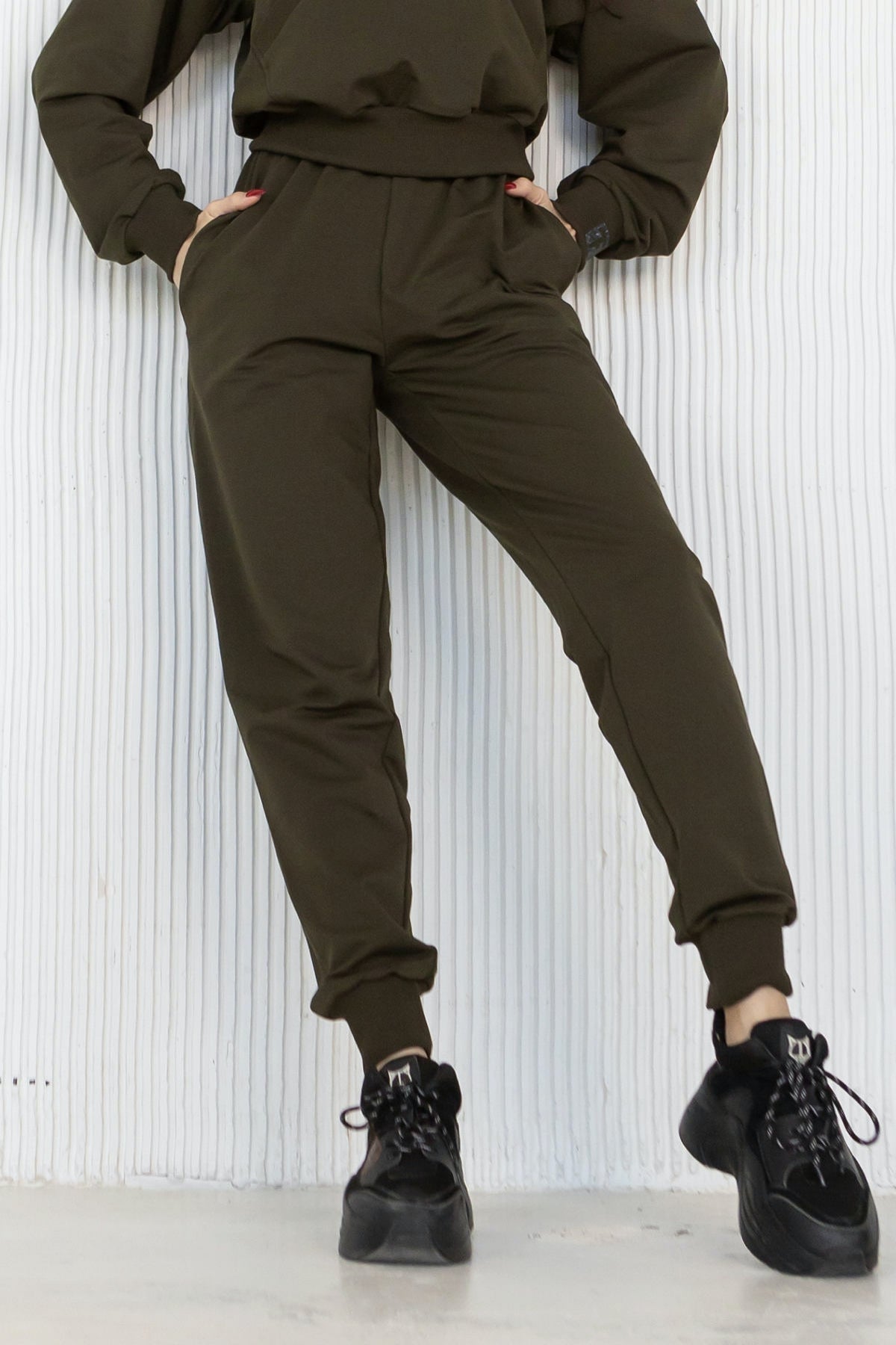 Брюки-джоггеры с карманами E1-LD36