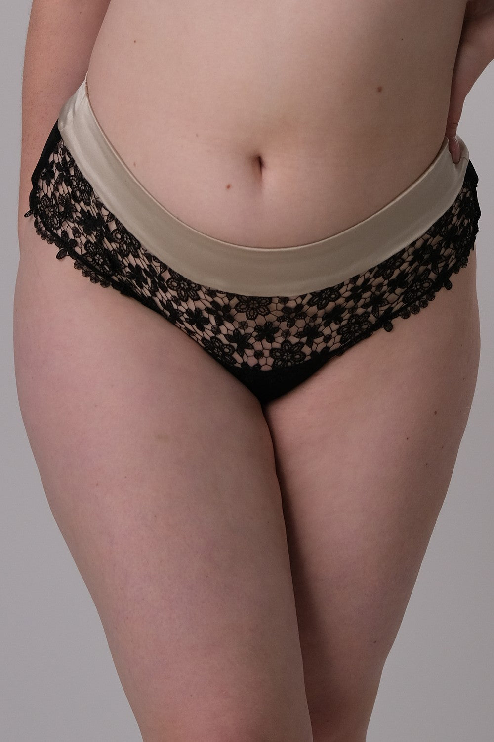 Трусики бразилиана с кружевом SH12 NOS beige/black